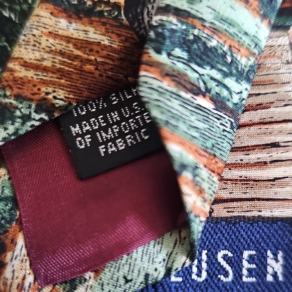 Van Heusen 100% Silk Tie Featuring a Dog, Car, and Fish Cabin Print. - Picture 4 of 5